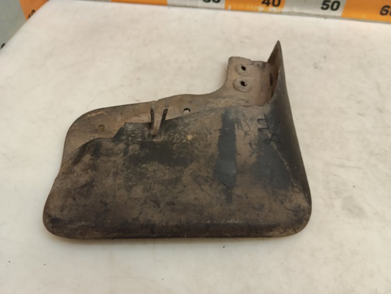 Брызговик передний правый