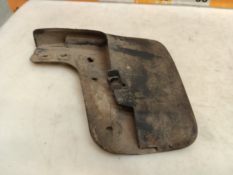 Брызговик передний правый