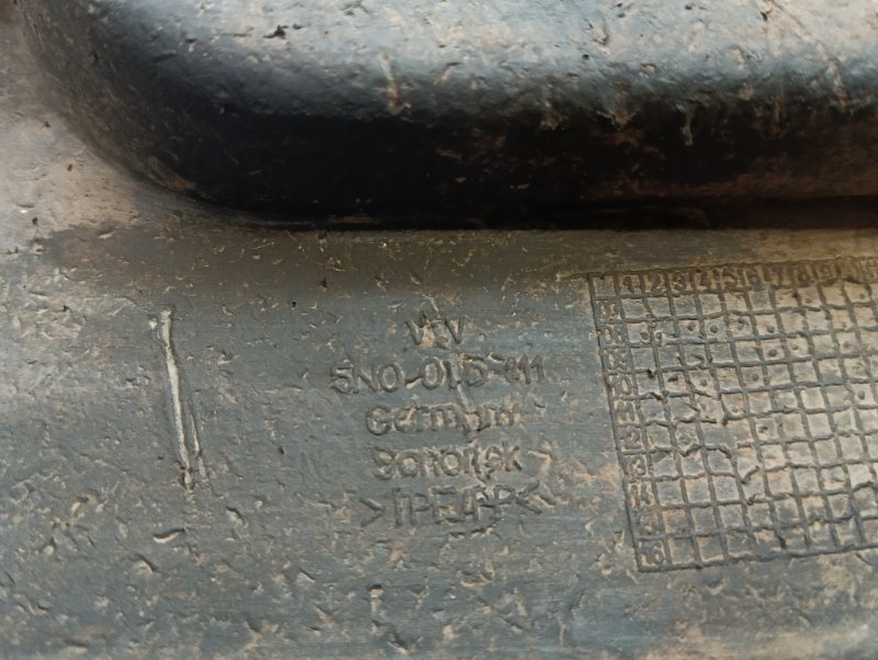 Брызговик передний правый