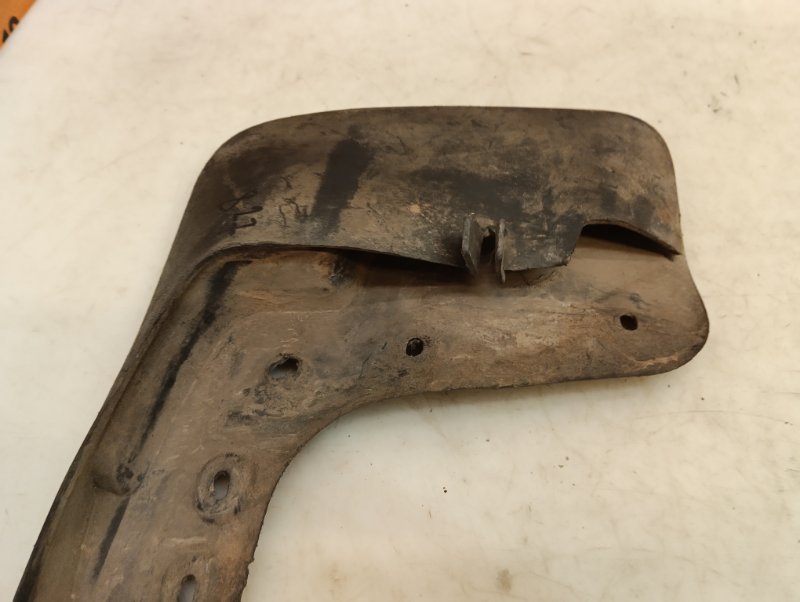 Брызговик передний правый