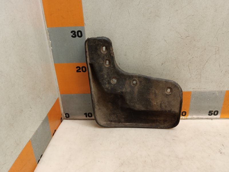 Брызговик передний правый