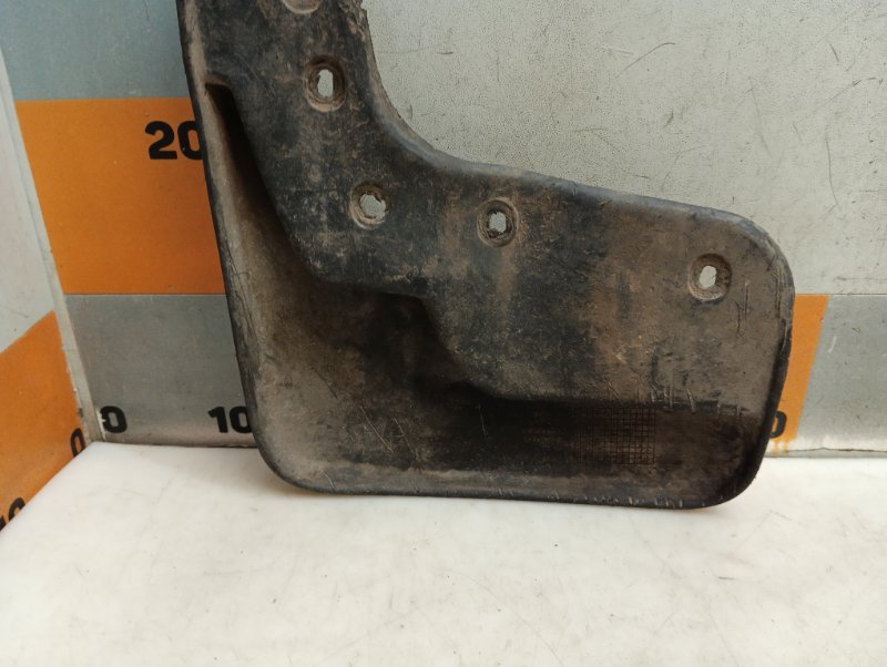 Брызговик передний правый