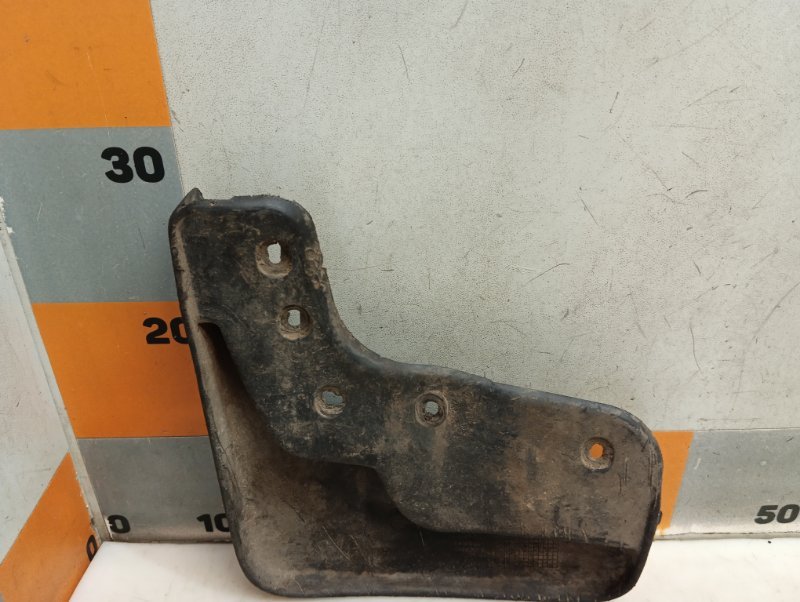 Брызговик передний правый