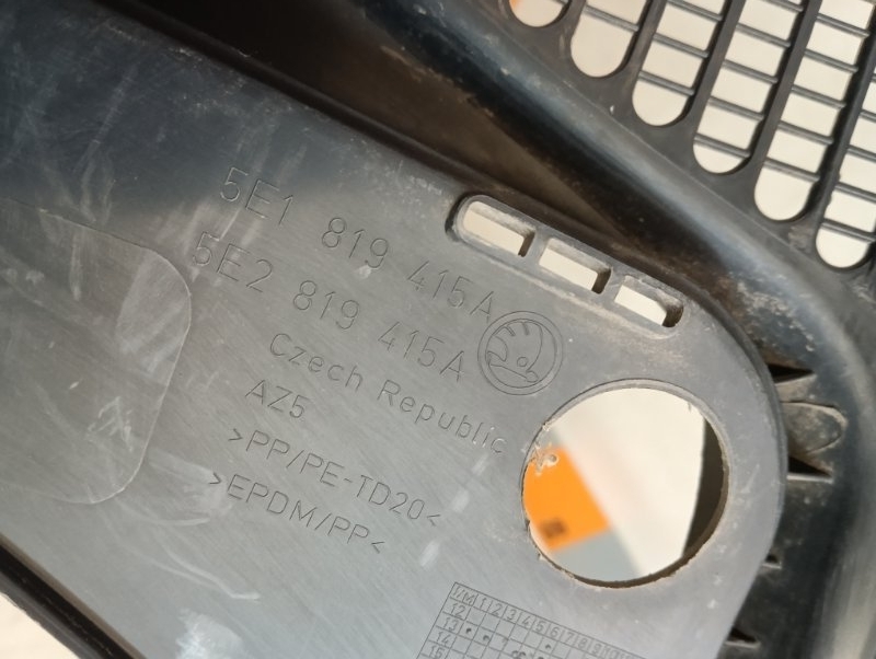 Планка под лобовое стекло