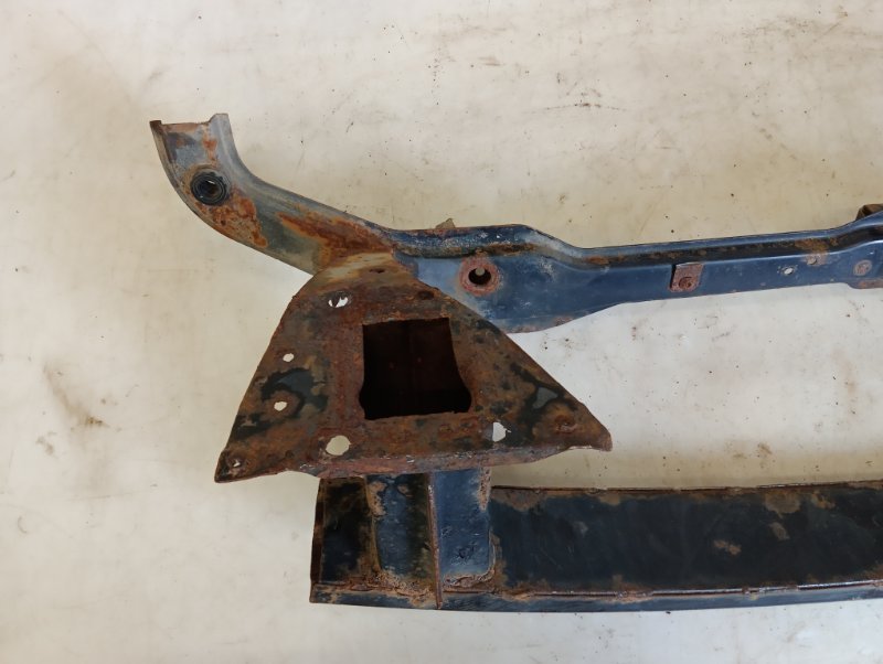 Усилитель переднего бампера