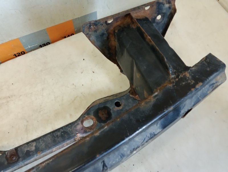 Усилитель переднего бампера