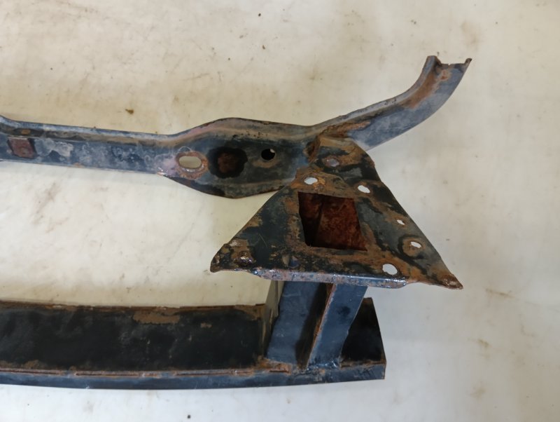 Усилитель переднего бампера