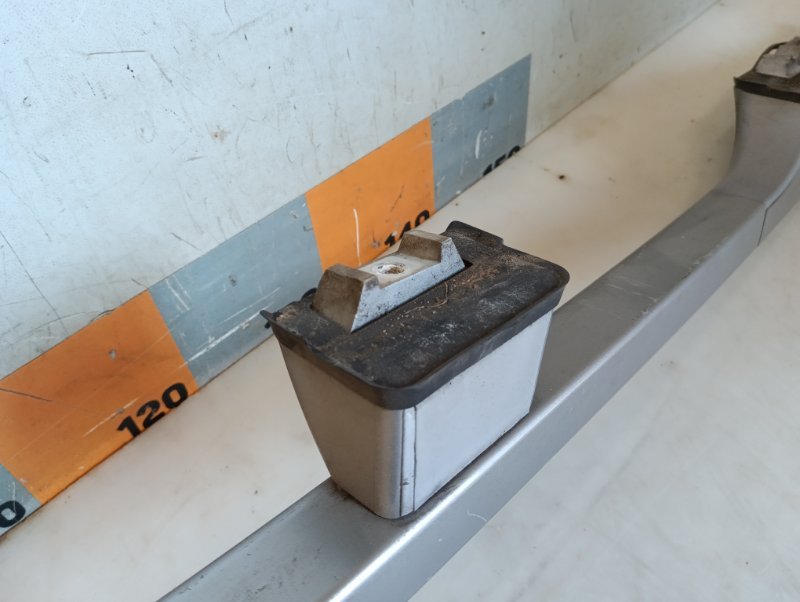 Рейлинг (релинг) левый (планка на крышу)