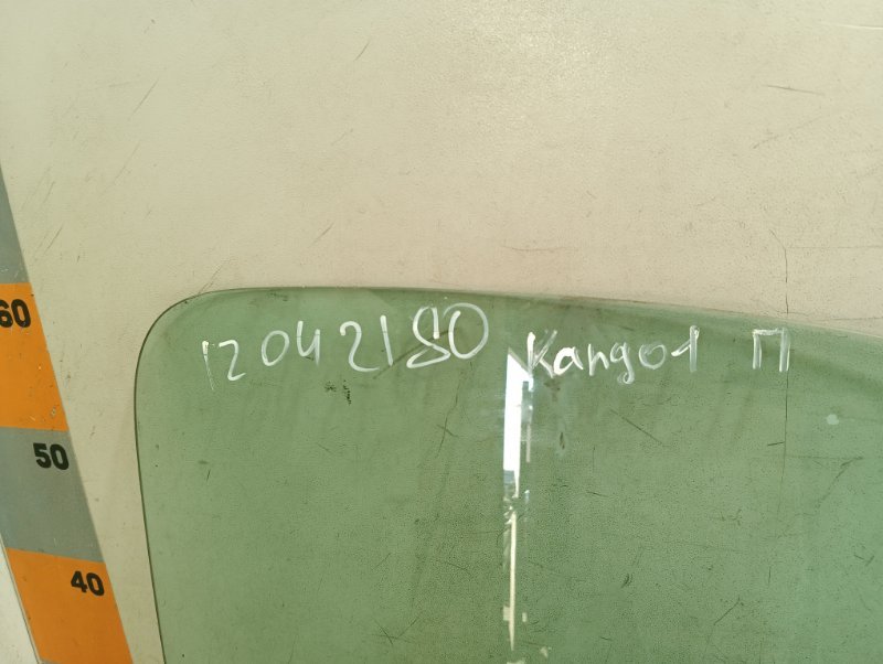 Стекло двери передней правой