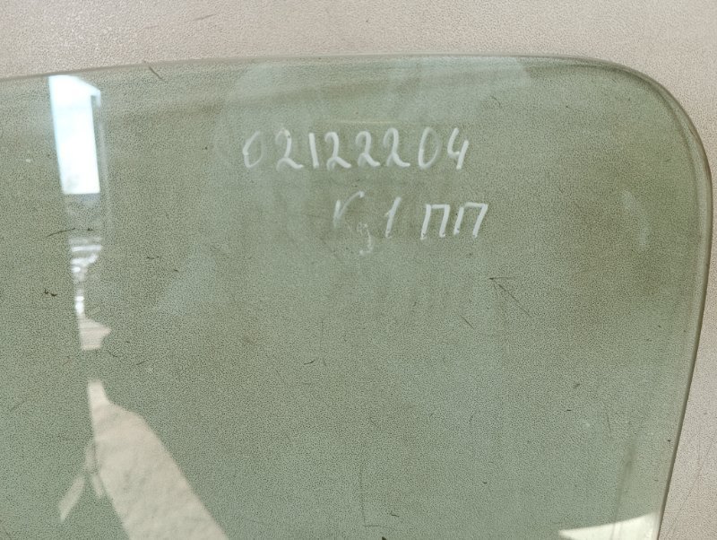 Стекло двери передней правой