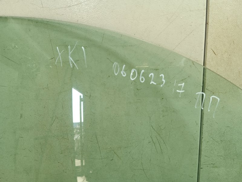 Стекло двери передней правой