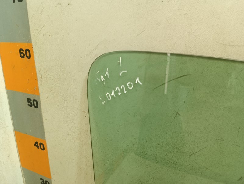 Стекло двери передней левой