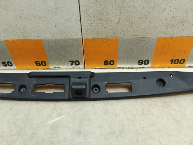 Накладка крышки багажника