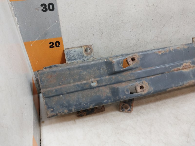 Усилитель переднего бампера