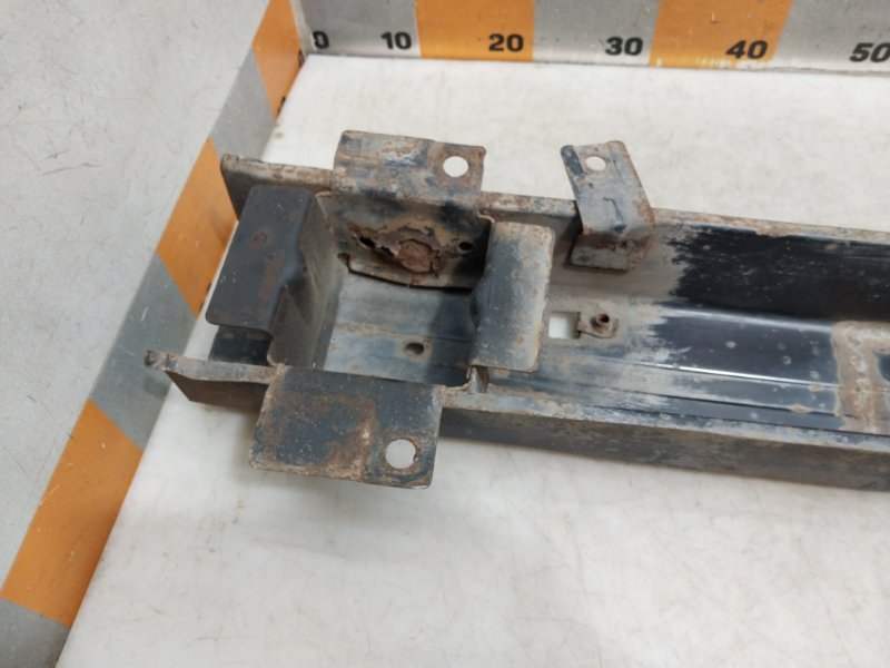 Усилитель переднего бампера