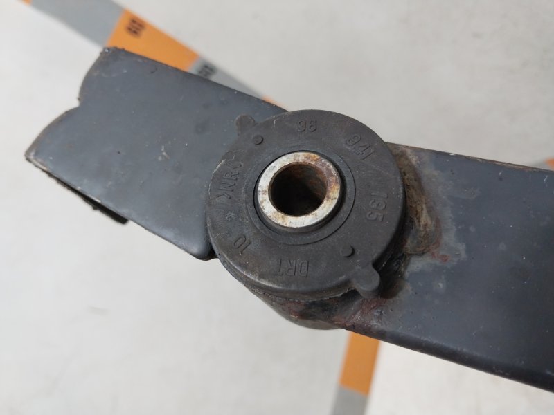 Кронштейн передней балки