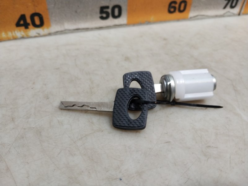 Вставка замка зажигания с ключом