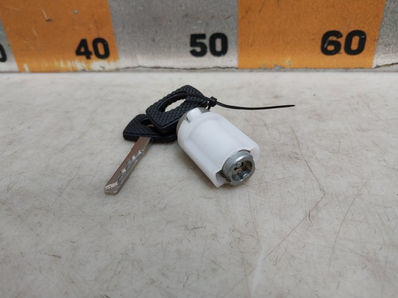 Вставка замка зажигания с ключом