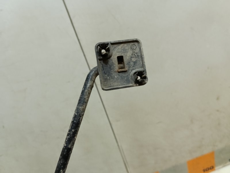 Держатель капота