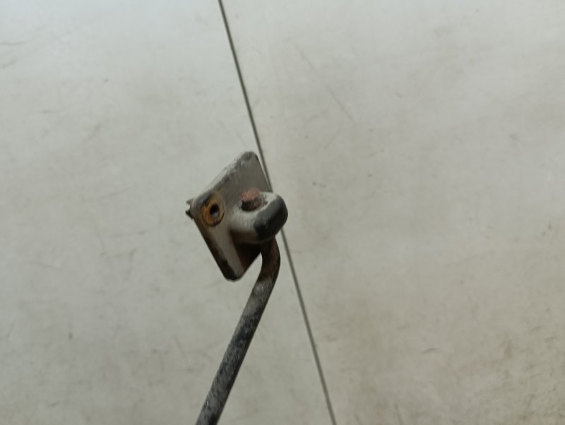 Держатель капота