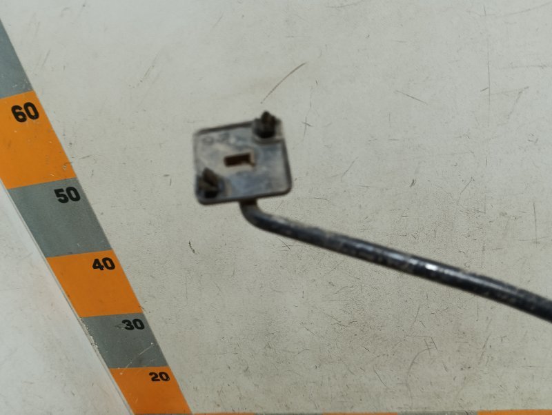 Держатель капота