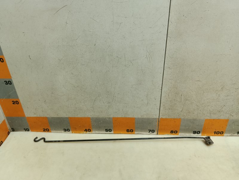 Держатель капота