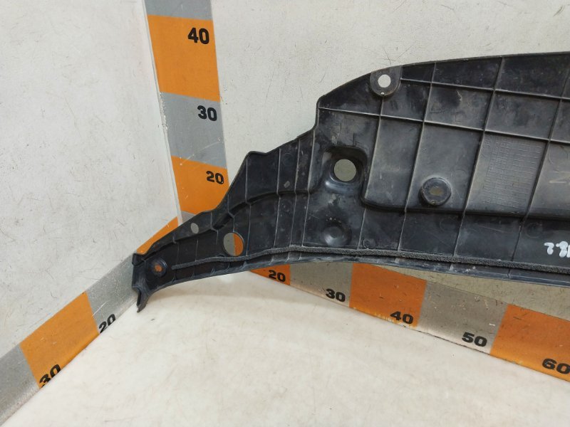 Кожух замка капота