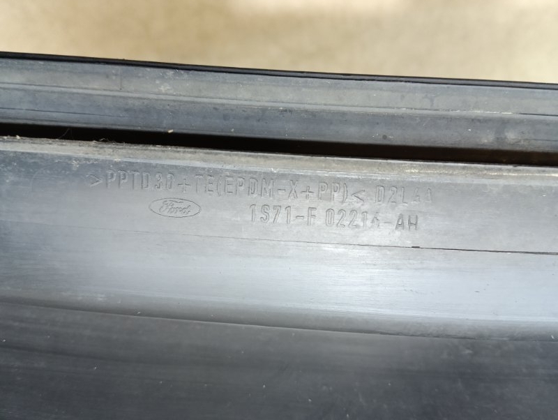 Планка под лобовое стекло