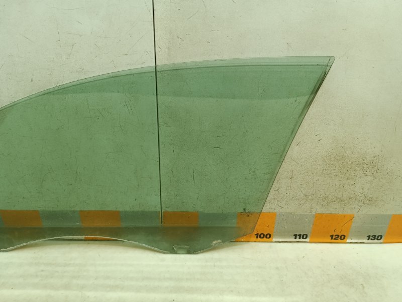 Стекло двери передней правой