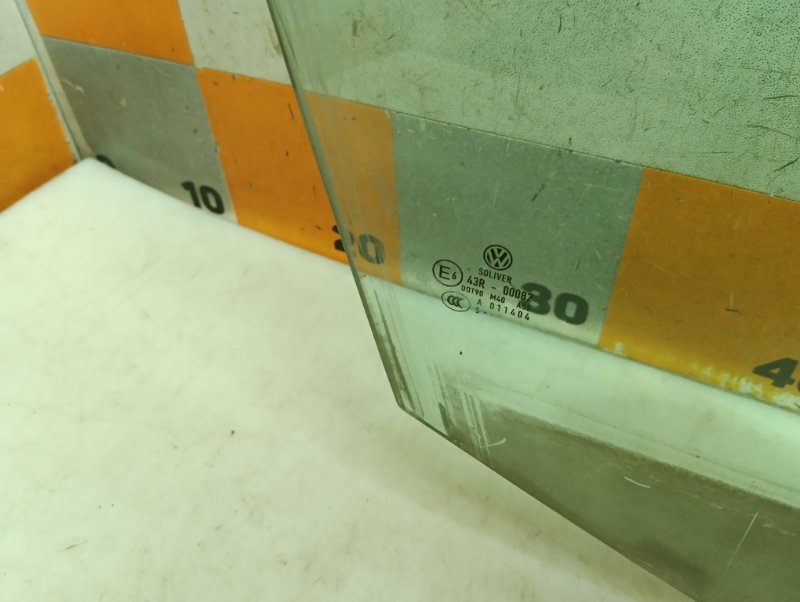 Стекло двери передней правой