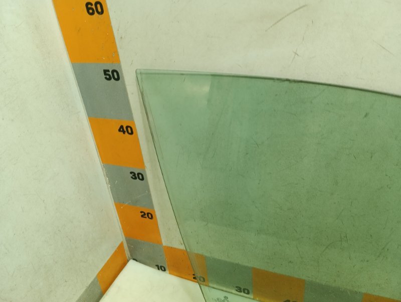 Стекло двери передней правой