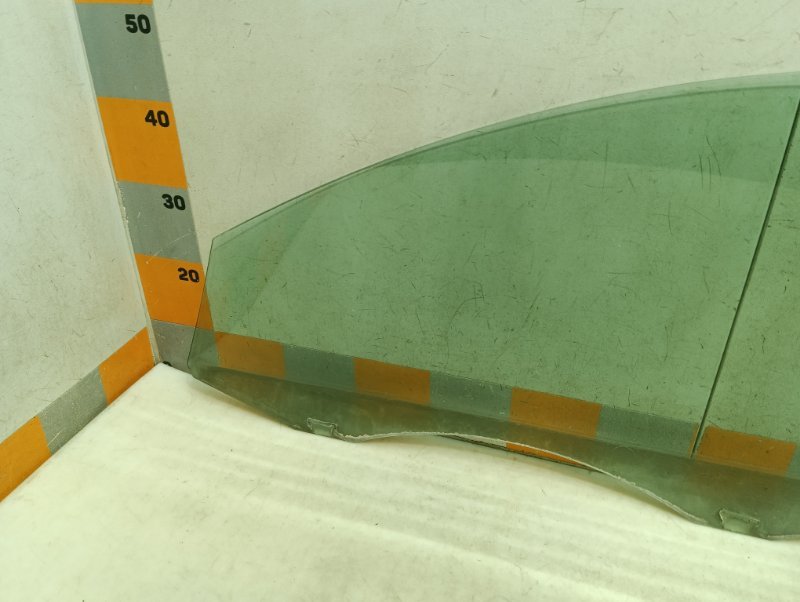 Стекло двери передней правой