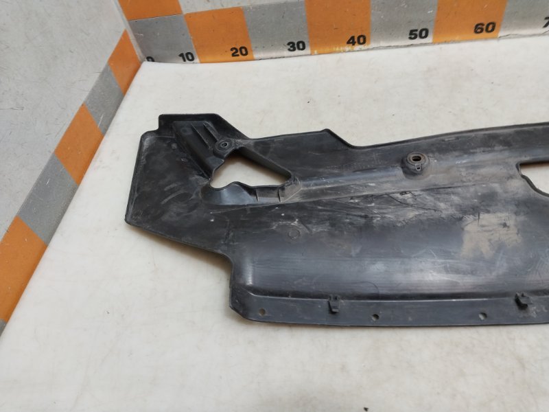 Кожух замка капота