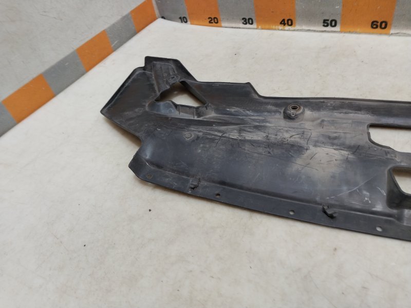 Кожух замка капота