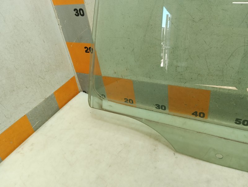 Стекло двери задней левой