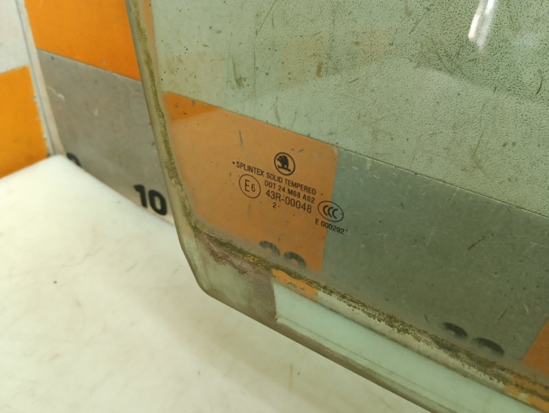 Стекло двери задней правой