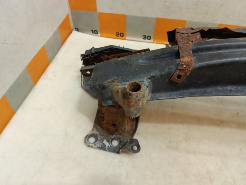 Усилитель переднего бампера