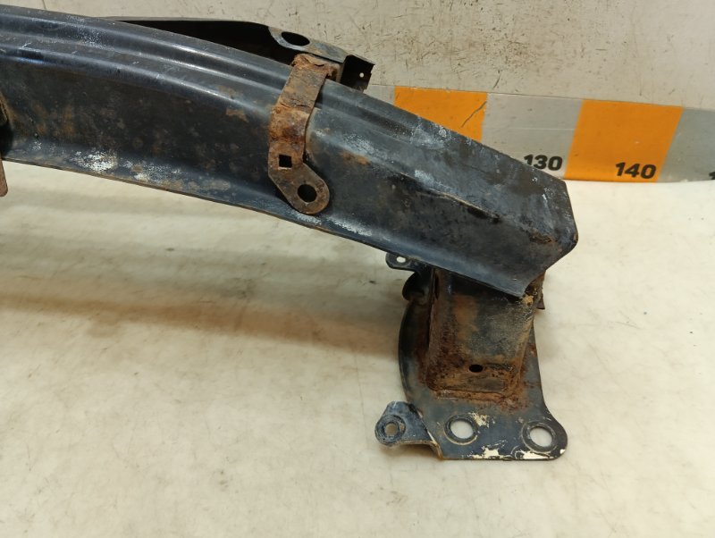 Усилитель переднего бампера