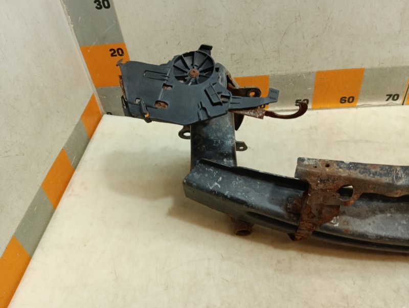 Усилитель переднего бампера