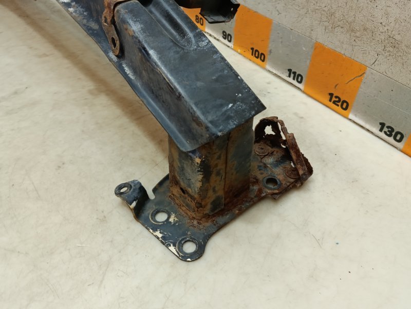 Усилитель переднего бампера