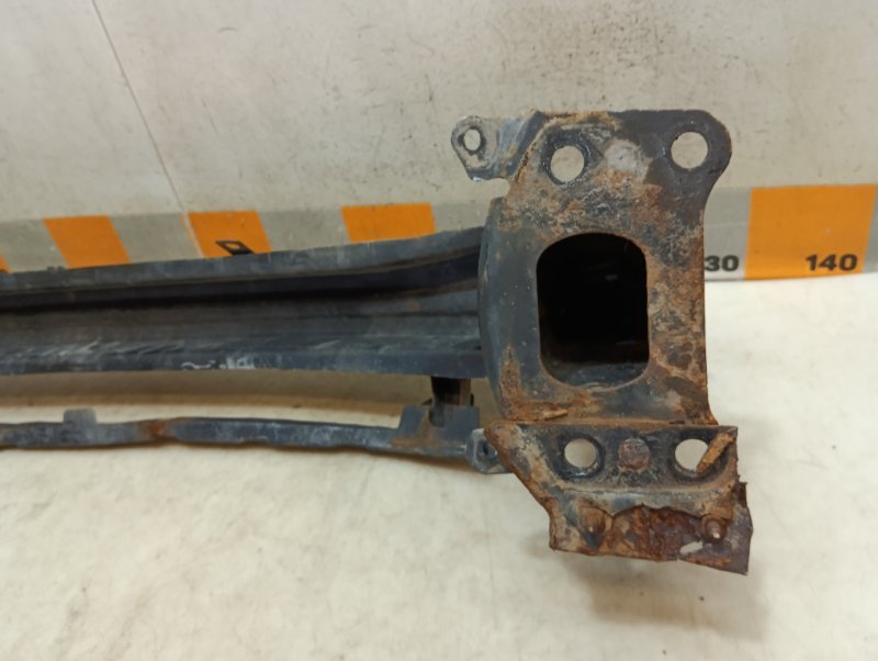 Усилитель переднего бампера