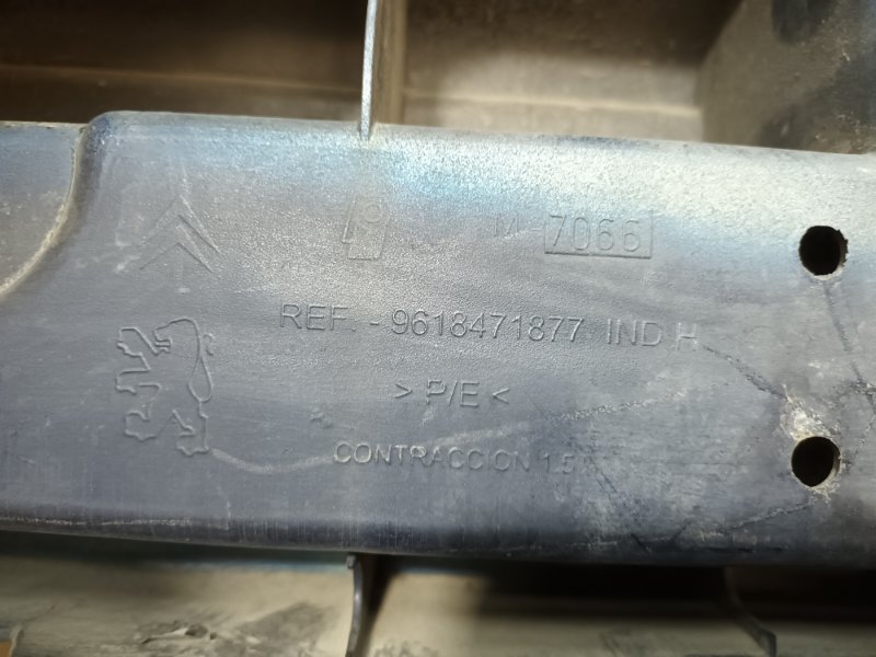 Усилитель переднего бампера