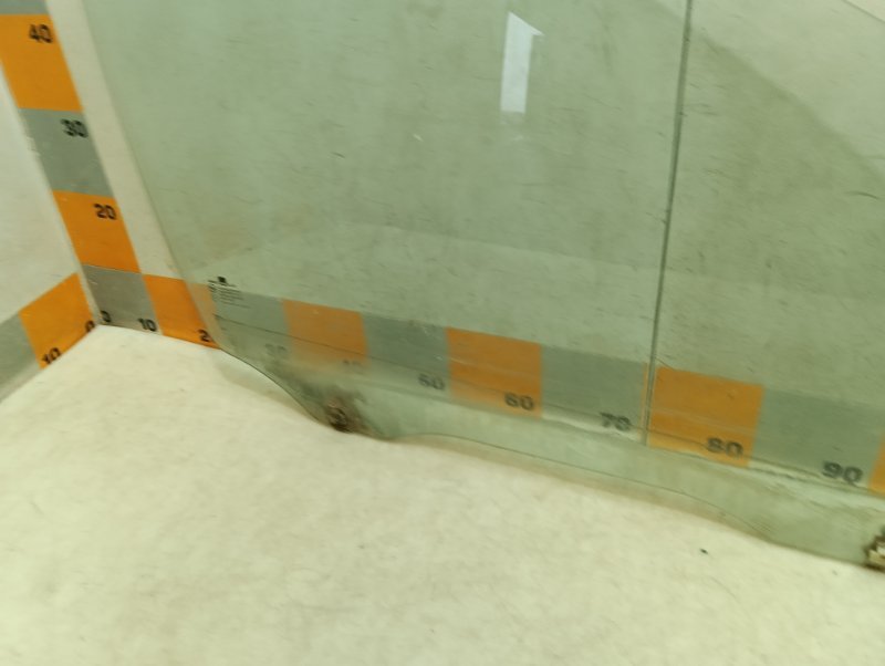 Стекло двери передней правой