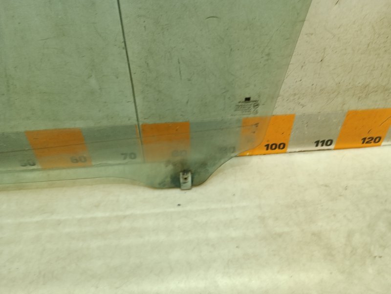 Стекло двери передней правой