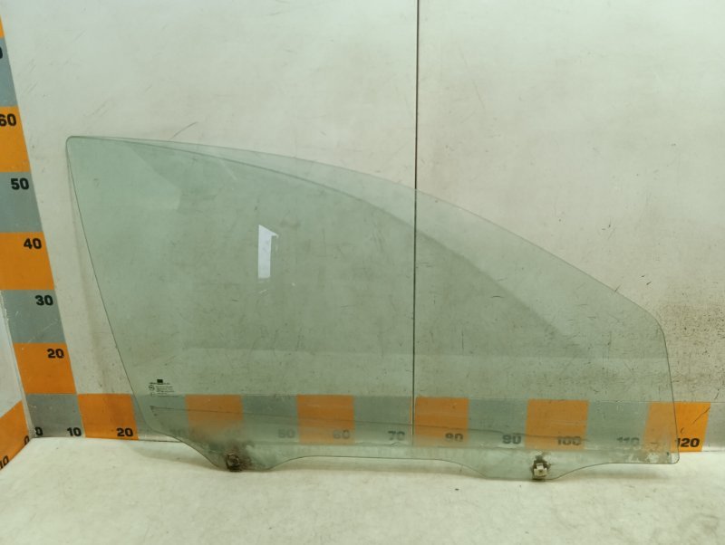 Стекло двери передней правой