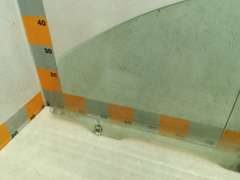 Стекло двери передней правой