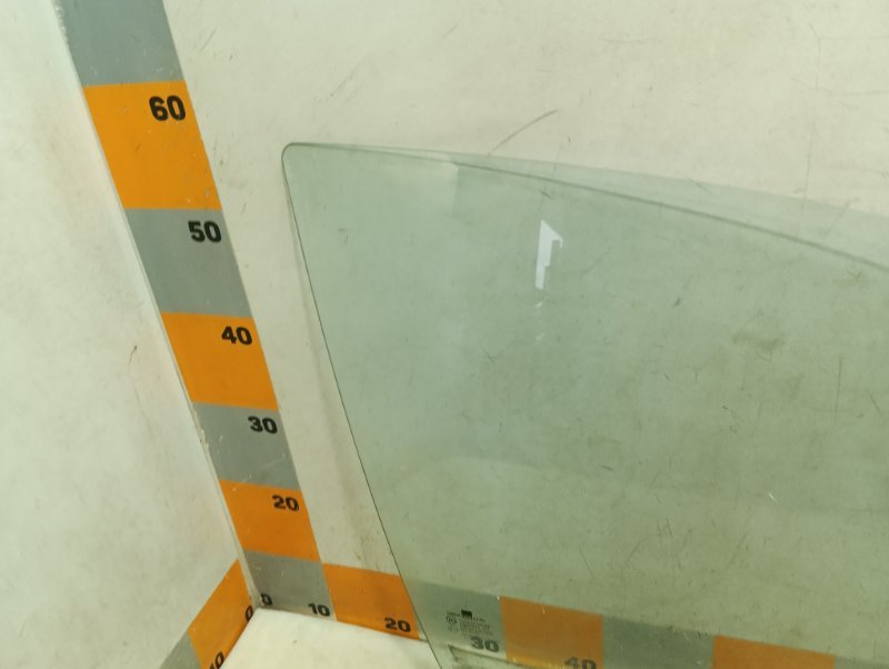 Стекло двери передней правой