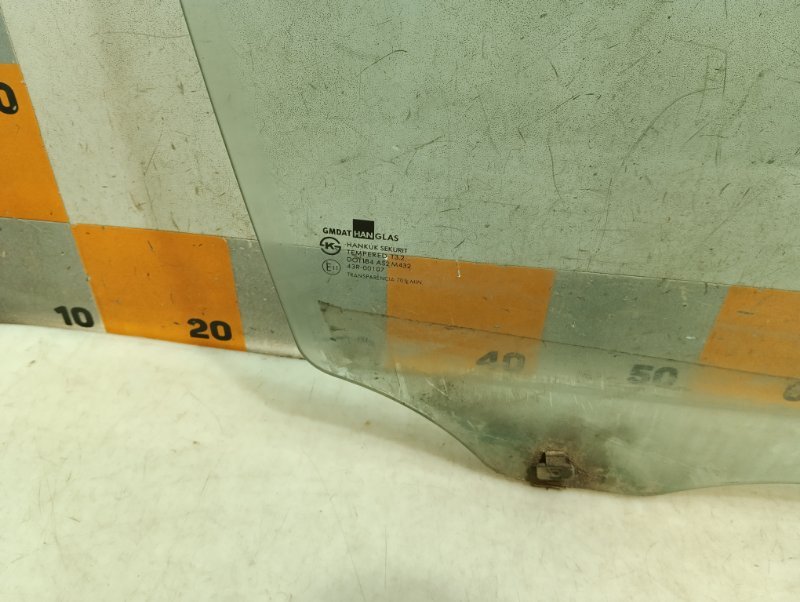 Стекло двери передней правой