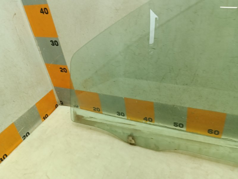 Стекло двери передней левой