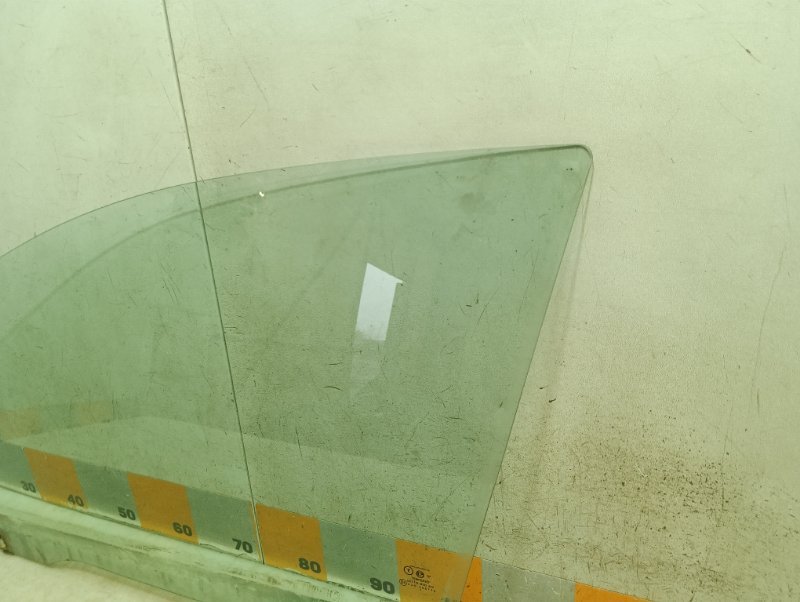 Стекло двери передней левой